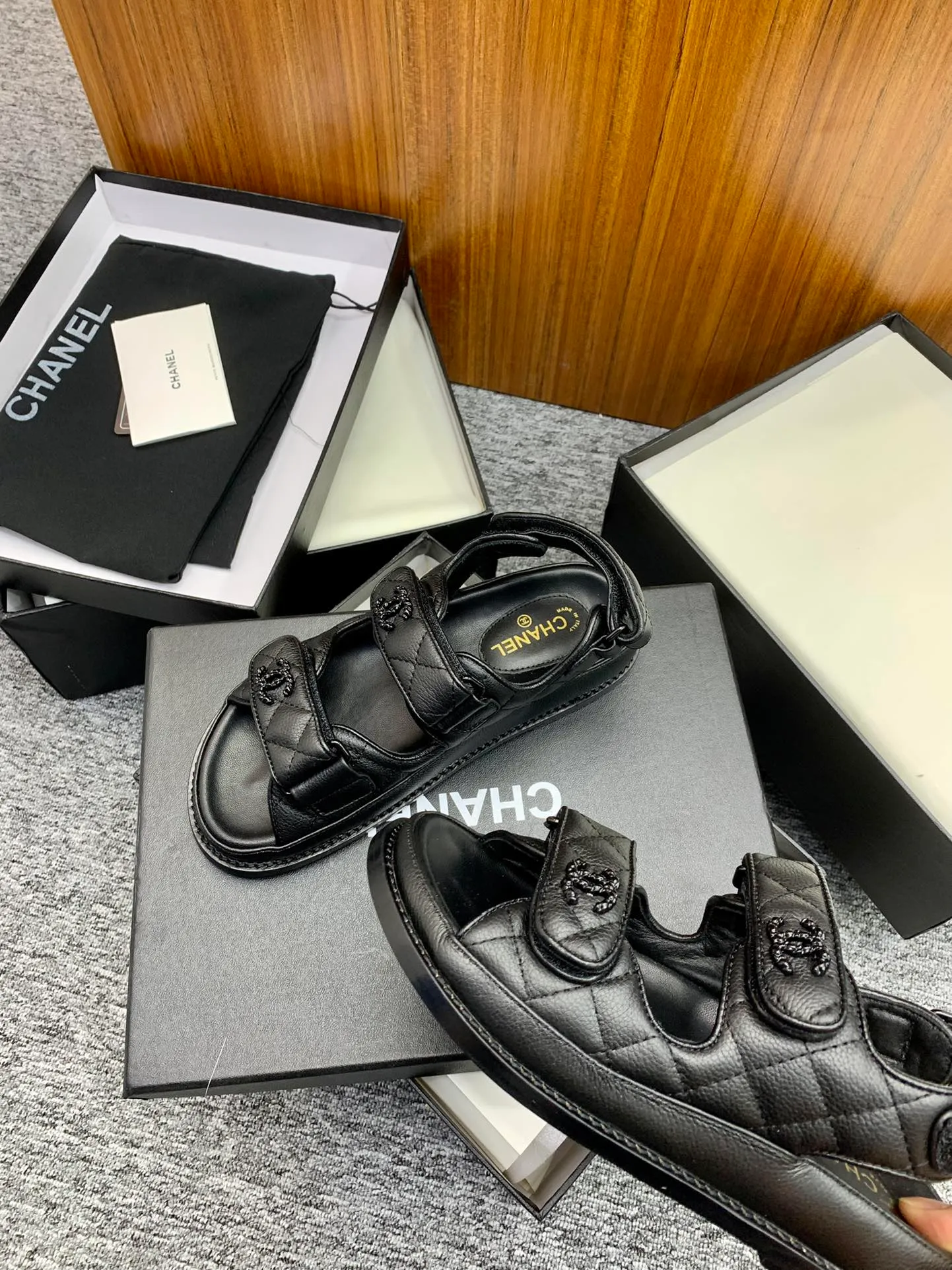 👟👟Ex-factory price 480👟👟 👑Crown👑Top purchasing version✈️ CHANEL Xiaoxiang 2022 spring and summer latest season double C Velcro casual sandals! Summer beach sandals 🏖️! A sandal that is super comfortable on your feet! A must-have classic! ✊Adhere to the original 1:1 mold customization! Feel free to compare! Give you a genuine foot feel! The first choice for high-end customers to purchase ❤️ [Material] 👑 Fabric: Original customized pebbled cowhide/satin buckle 👑 Lining: Original imported water-dyed sheepskin 👑 Outsole: Original open-molded genuine leather outsole [Number of yards] 35-41 (⚠️34/41 needs to be customized, non-refundable and non-exchangeable) [Packaging] 🎁Configured with original packaging